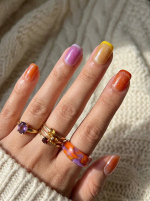 Nahaufnahme - Detaillierte Ansicht des Nageldesigns. SUNSET POP - Press On Nägel. Enthält: Press On Nägel, künstliche Fing...
