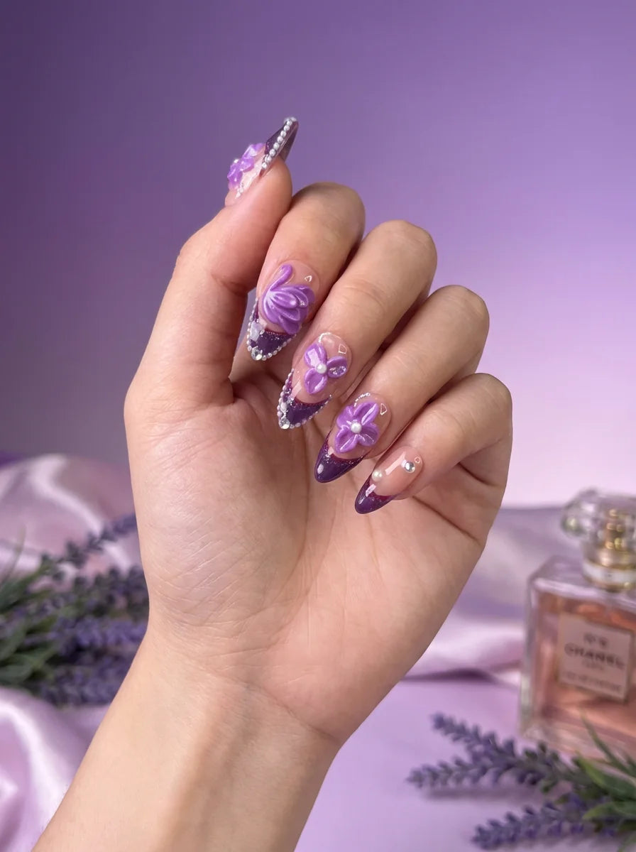 SWAN LAVENDER Nahaufnahme - Detaillierte Ansicht des Nageldesign - Premium künstliche Fingernägel