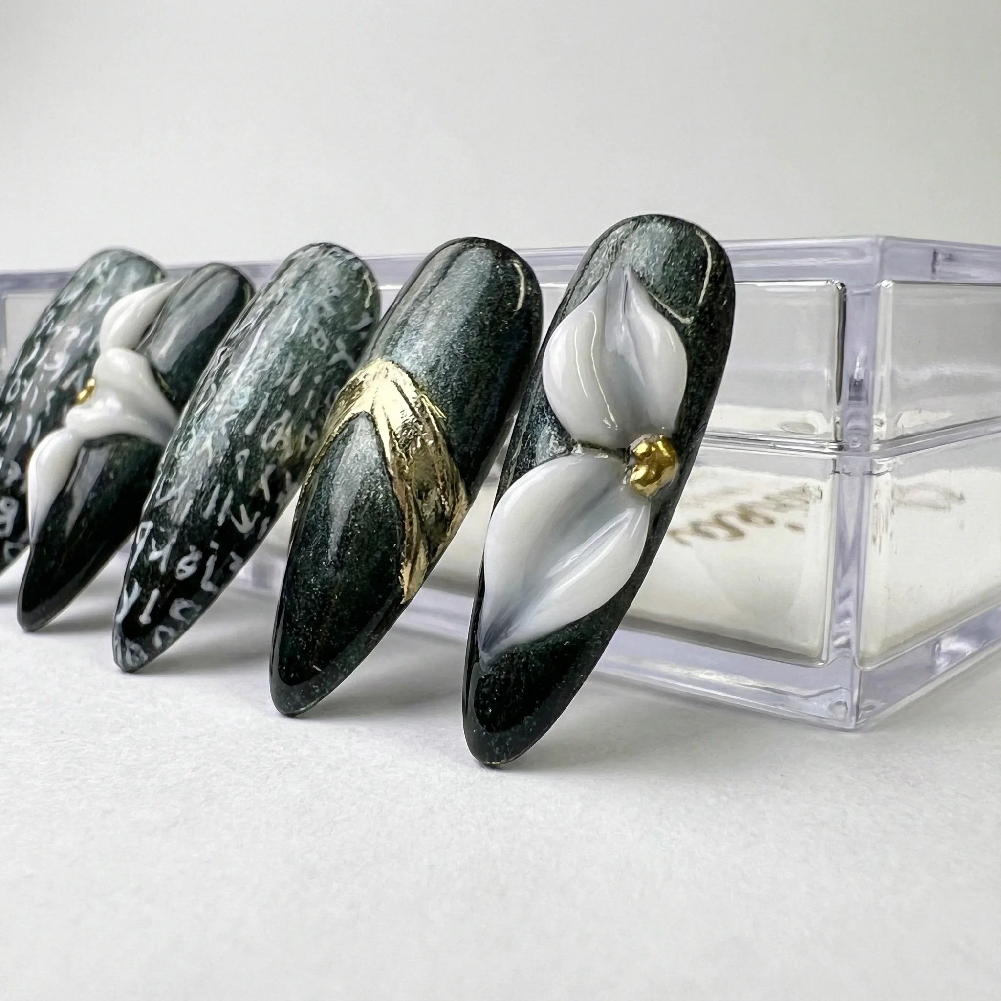 GREEN GARDEN - handmade press on nails - by Elaréa Nails - premium quality - made in Germany