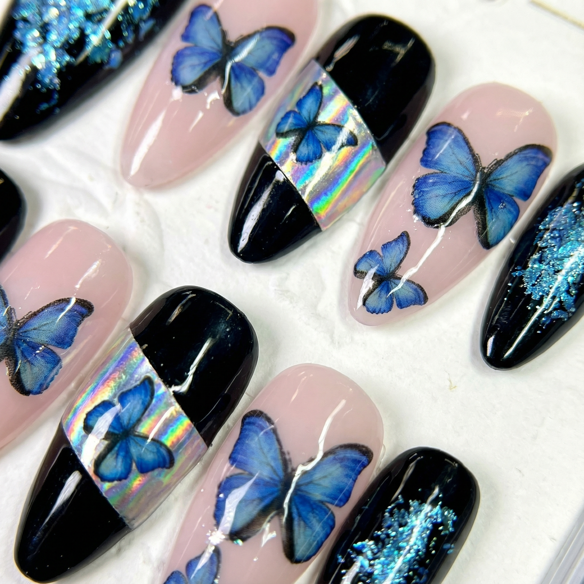 AZURE FLUTTER - Press on Nägel - von Elaréa Nails - handgemacht - Detailansicht 2 - Versand aus Deutschland