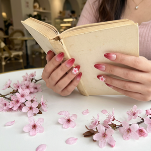 CHERRY BLOOM - handmade press on nails - in kirschrot - mit Kirschblüten-Design - Press on Nägel - von Elaréa Nails - handgemacht - Detailansicht 3 - Versand aus Deutschland