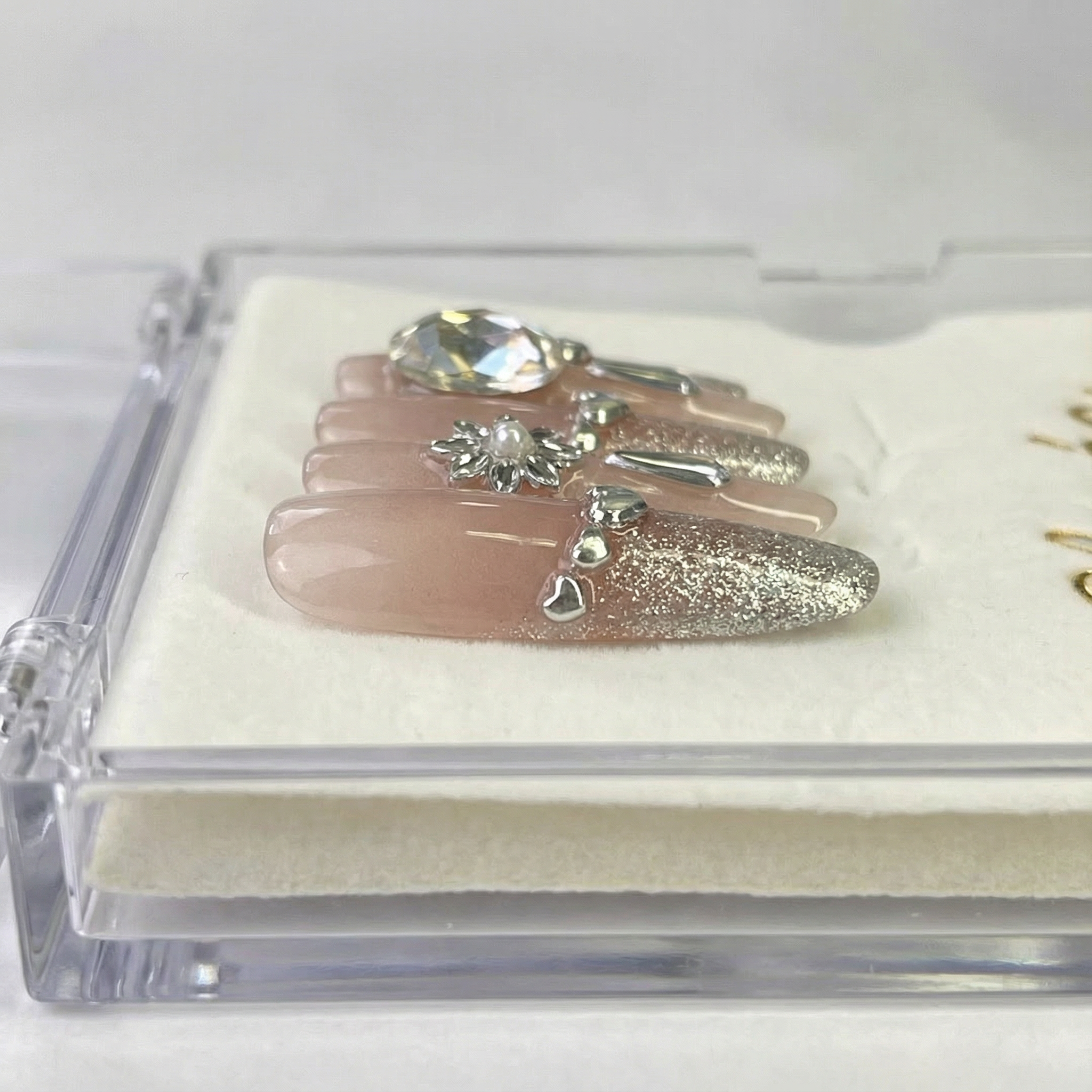 CRYSTAL VEIL - in kristallklar - mit zarter Schleier-Optik - Press on Nägel - von Elaréa Nails - handgemacht - Detailansicht Nahaufnahme - Versand aus Deutschland