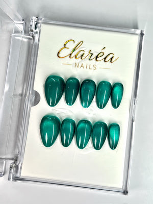 EMERALD GLOW - handmade press on nails - in smaragdgrün - mit Glow-Effekt - Press on Nägel - von Elaréa Nails - handgemacht - Hauptbild - Versand aus Deutschland