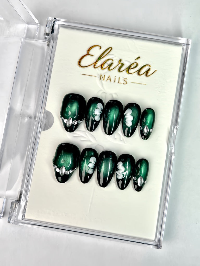 EMERALD PETAL - handmade press on nails - in smaragdgrün - mit Blütenblatt-Design - Press on Nägel - von Elaréa Nails - handgemacht - Hauptbild - Versand aus Deutschland