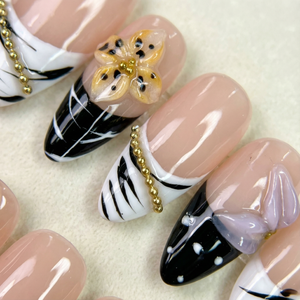 GOLD BLOOM - in goldfarben - mit Blüten-Design - Press on Nägel - von Elaréa Nails - handgemacht - Detailansicht Nahaufnahme - Versand aus Deutschland