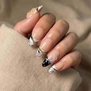 GOLD BLOOM - in goldfarben - mit Blüten-Design - Press on Nägel - von Elaréa Nails - handgemacht - Detailansicht 2 - Versand aus Deutschland