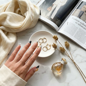 GOLD BLOOM - in goldfarben - mit Blüten-Design - Press on Nägel - von Elaréa Nails - handgemacht - Detailansicht 5 - Versand aus Deutschland