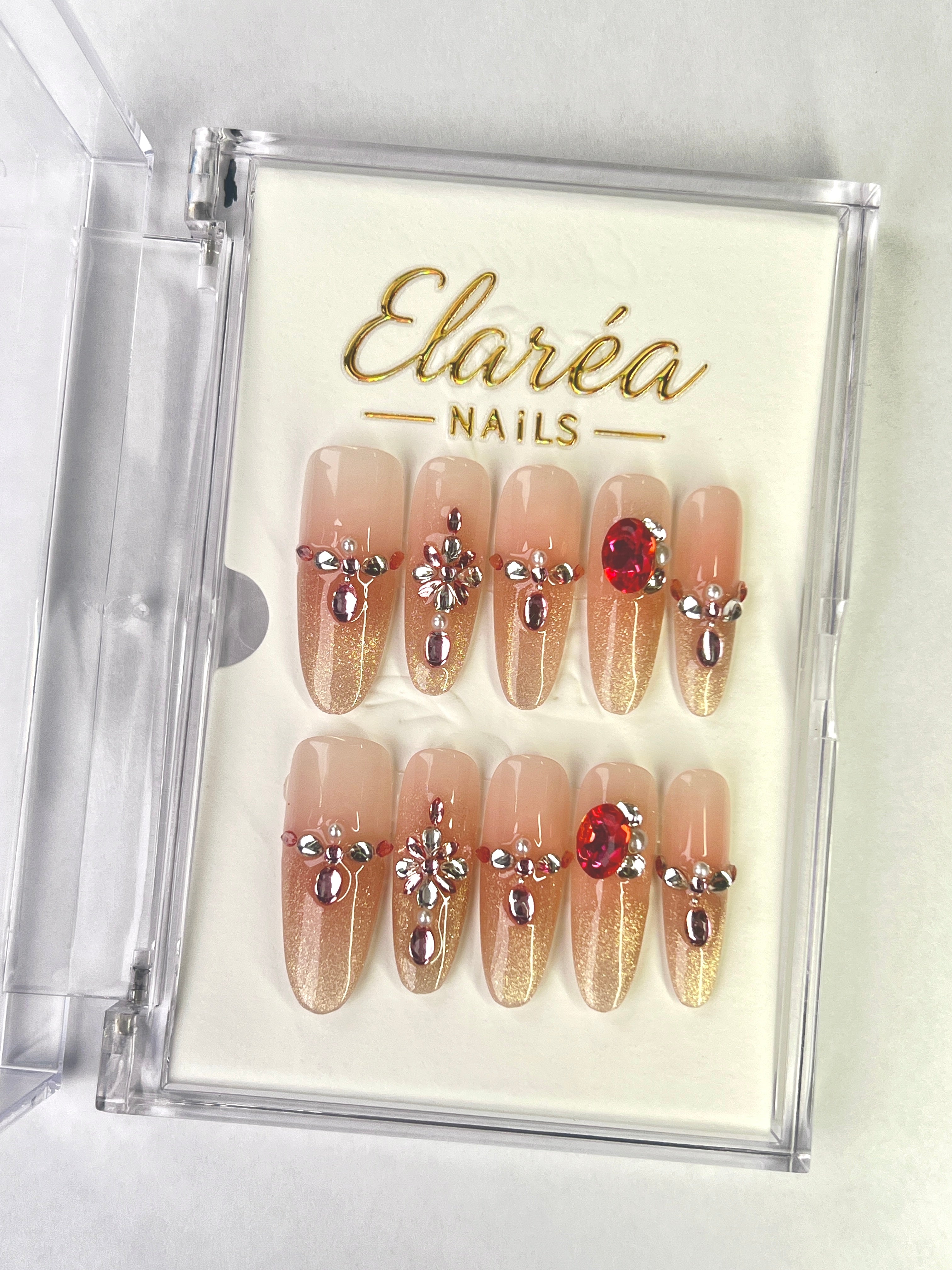 GOLDEN CROSS - handmade press on nails - in goldfarben - mit Kreuz-Design - Press on Nägel - von Elaréa Nails - handgemacht - Hauptbild - Versand aus Deutschland