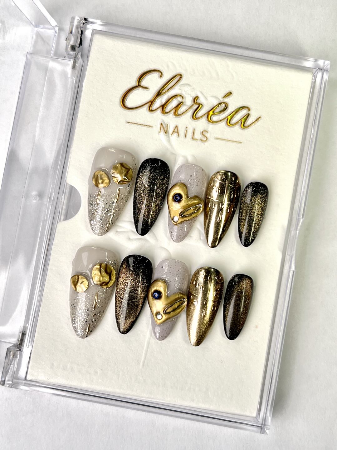 GOLDEN HEART - handmade press on nails - in goldfarben - mit Herz-Design - Press on Nägel - von Elaréa Nails - handgemacht - Hauptbild - Versand aus Deutschland