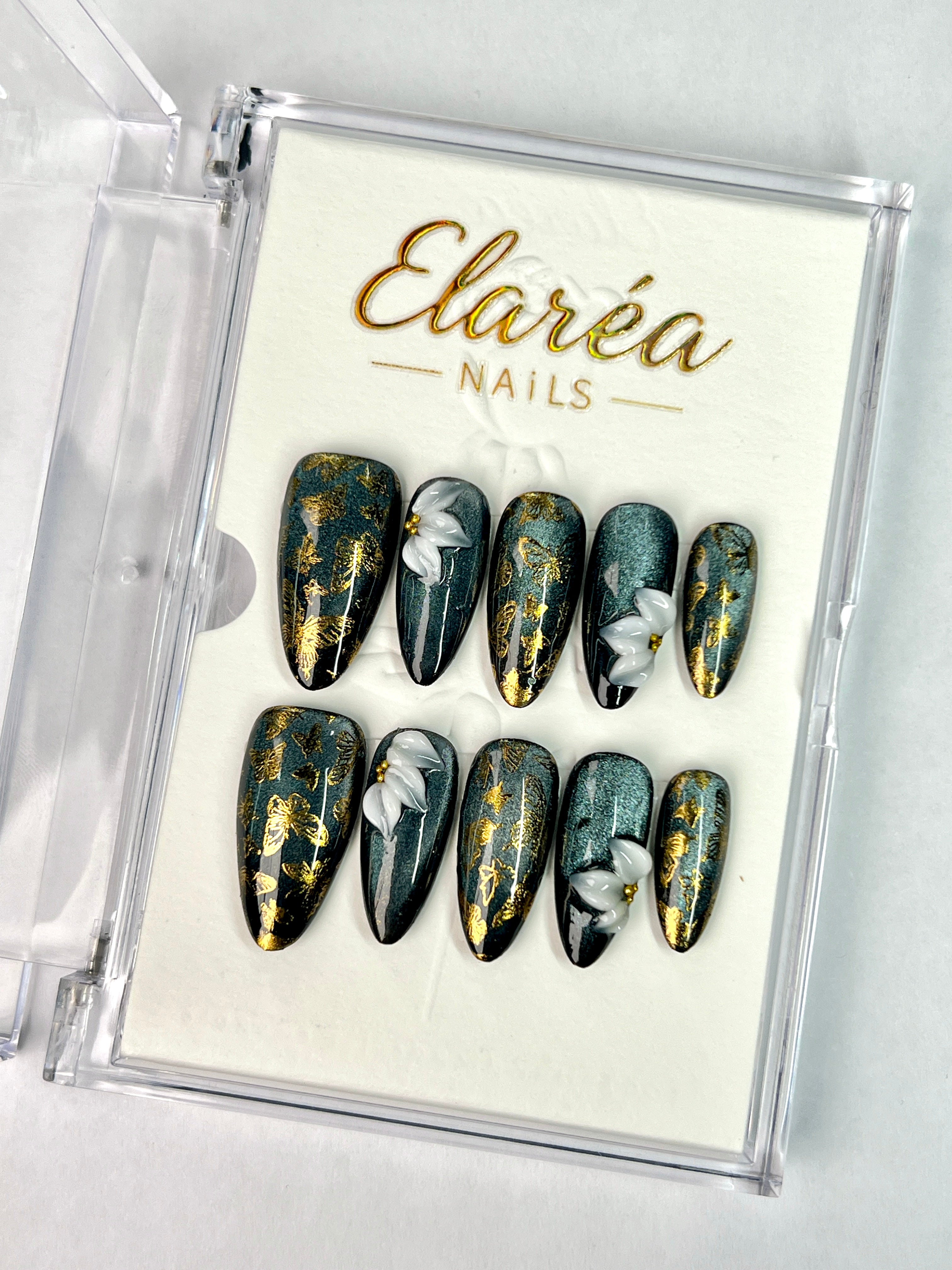 GOLDEN IVY - handmade press on nails - in goldfarben - mit Efeu-Design - Press on Nägel - von Elaréa Nails - handgemacht - Hauptbild - Versand aus Deutschland