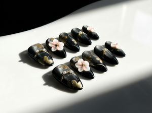 MIDNIGHT BLOOM - handmade press on nails - in mitternachtsblau - mit Blüten-Design - Press on Nägel - von Elaréa Nails - handgemacht - Detailansicht 4 - Versand aus Deutschland