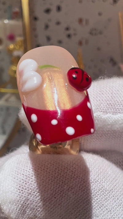 CHERRY POLKA – Nahaufnahme einzelner Nägel
