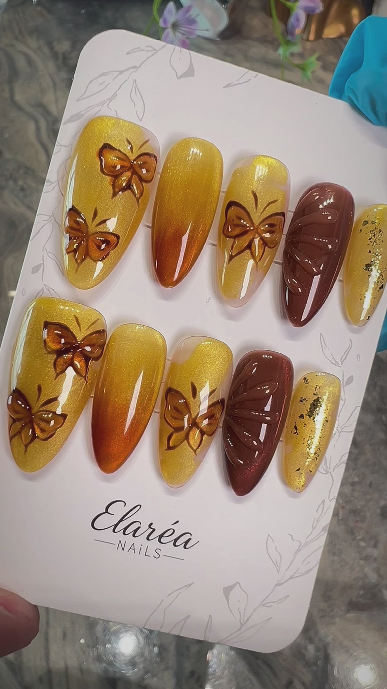 AMBER WINGS – Nahaufnahme einzelner Nägel