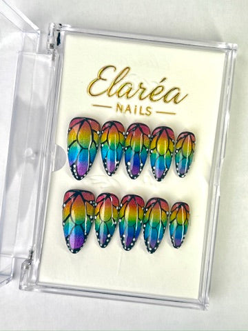 RAINBOW WINGS - handmade press on nails - in regenbogenfarben - mit Flügel-Design - Press on Nägel - von Elaréa Nails - handgemacht - Hauptbild - Versand aus Deutschland