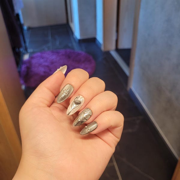 Anna-Lena trägt das Press-on Nail Design CYBER HEART